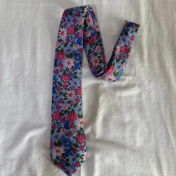 Jos.A.Bank Reserve Silk Necktie Floral Blue And Pink 59" Long 3" Wide Classic - Picture 1 of 6